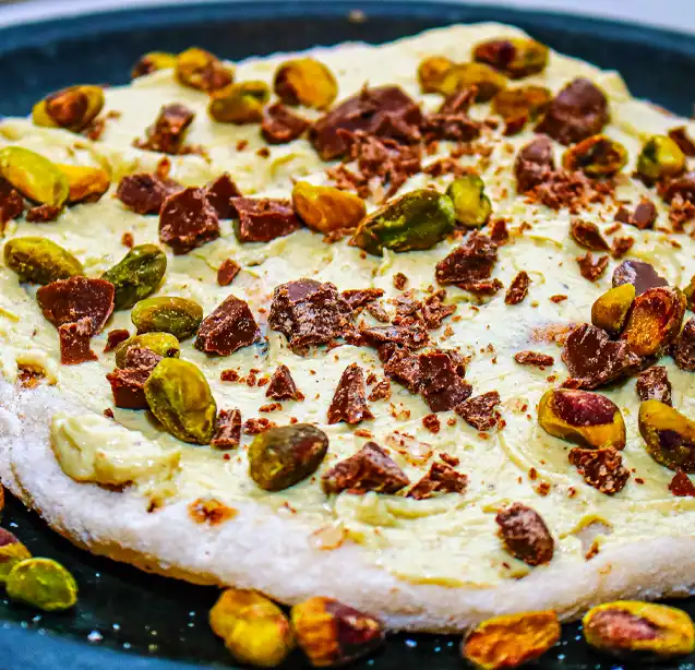 Pizza con pistacchi e cioccolato fondente